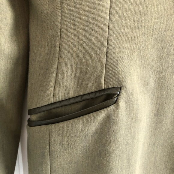 Not available til April
Very classy Ladies Blazer - Picture 7 of 7